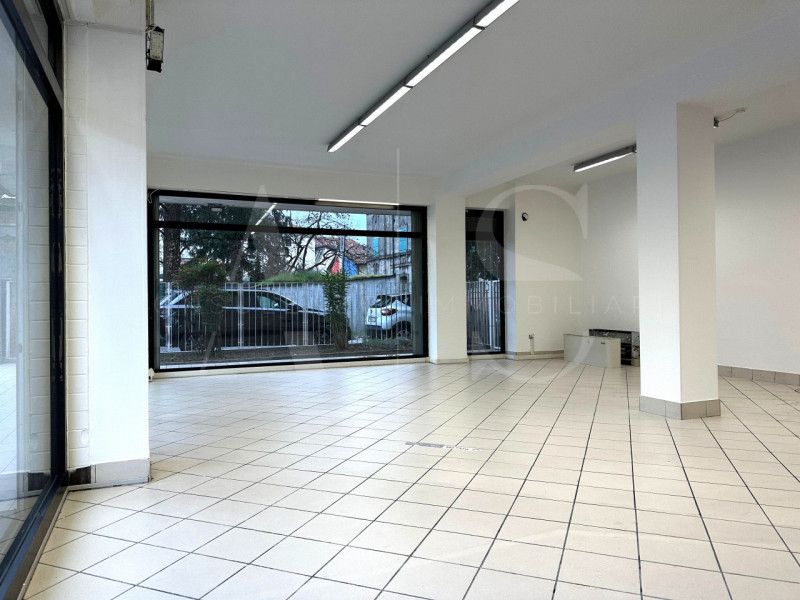 Padova – Via Vicenza  
Proponiamo in locazione un negozio di ampia metratura, situato in posizion...