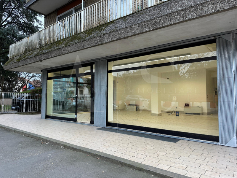 Padova – Via Vicenza  
Proponiamo in locazione un negozio di ampia metratura, situato in posizion...