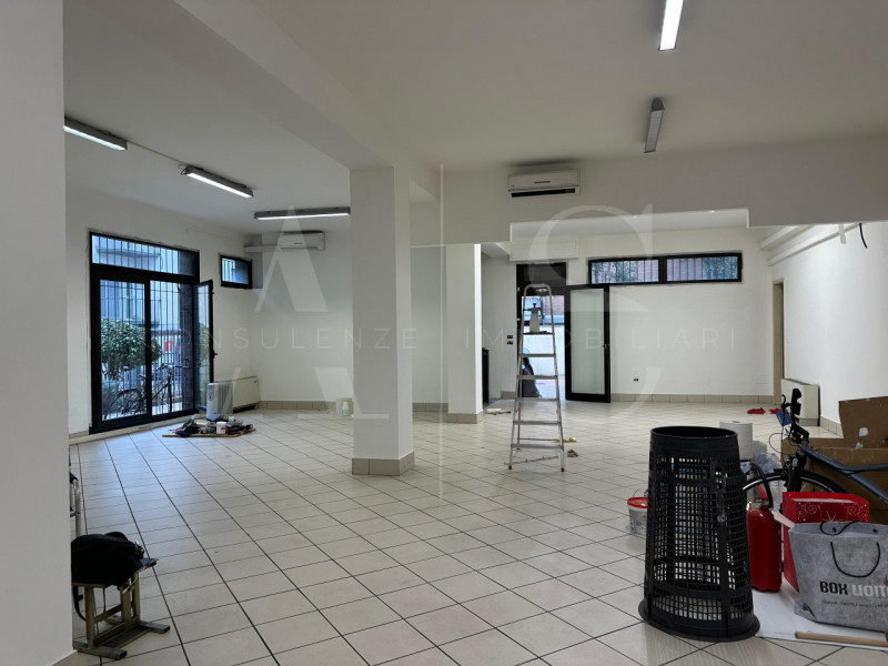 Padova – Via Vicenza  
Proponiamo in locazione un negozio di ampia metratura, situato in posizion...