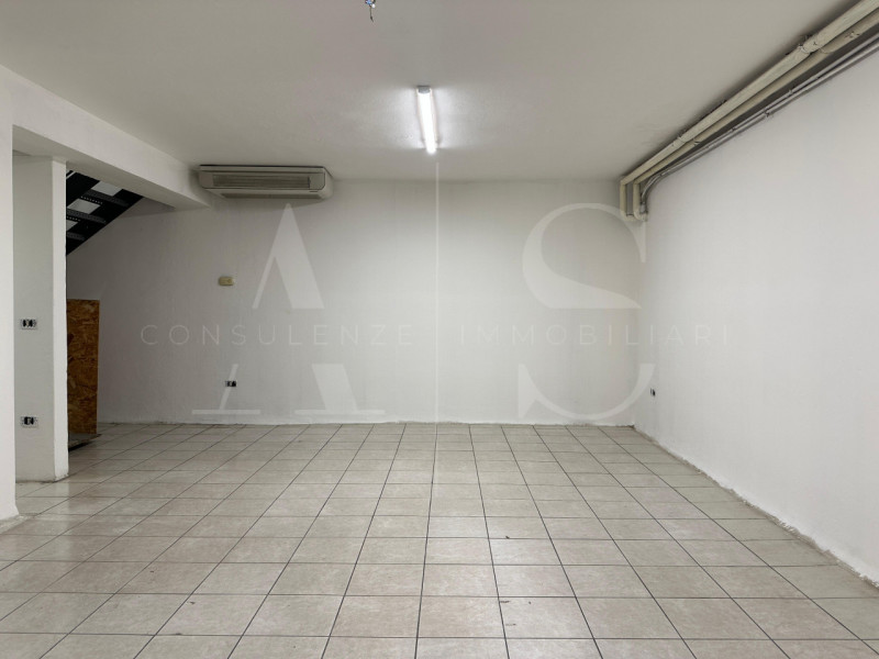 Padova – Via Vicenza  
Proponiamo in locazione un negozio di ampia metratura, situato in posizion...