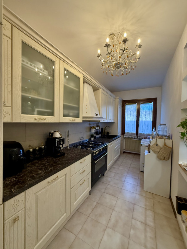 COMPOSIZIONE:
Abitazione a schiera, località Schiavonia, composta da ingresso, luminoso soggiorno...