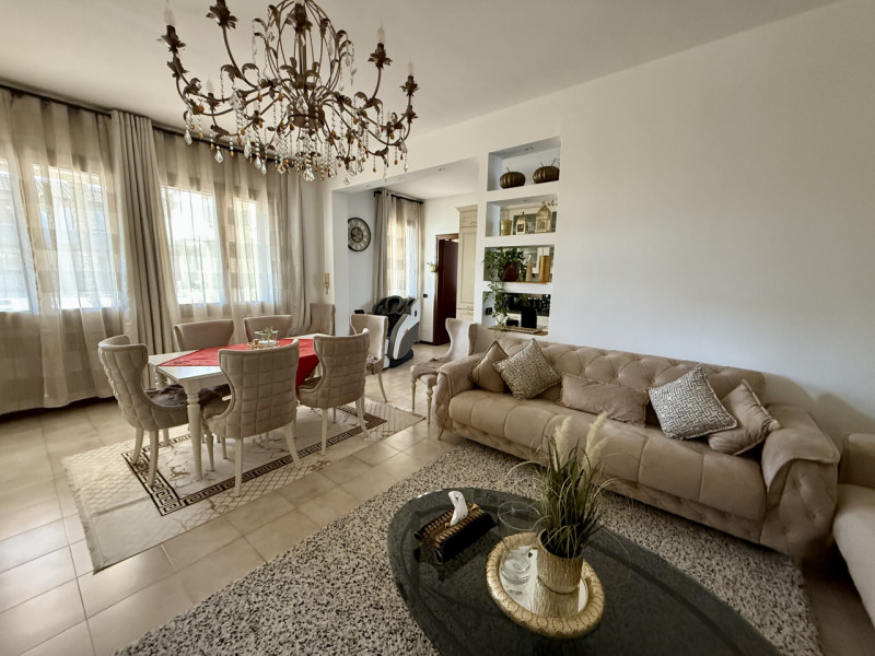 COMPOSIZIONE:
Abitazione a schiera, località Schiavonia, composta da ingresso, luminoso soggiorno...