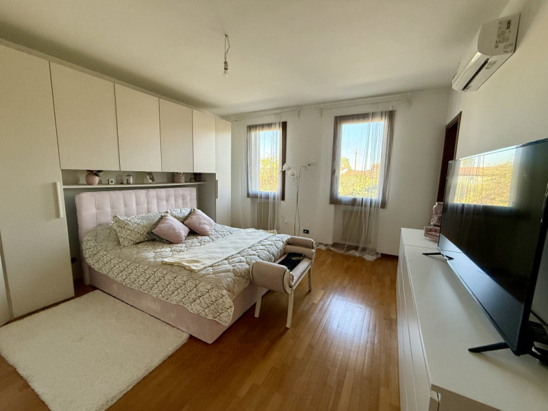 COMPOSIZIONE:
Abitazione a schiera, località Schiavonia, composta da ingresso, luminoso soggiorno...