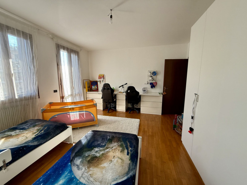 COMPOSIZIONE:
Abitazione a schiera, località Schiavonia, composta da ingresso, luminoso soggiorno...