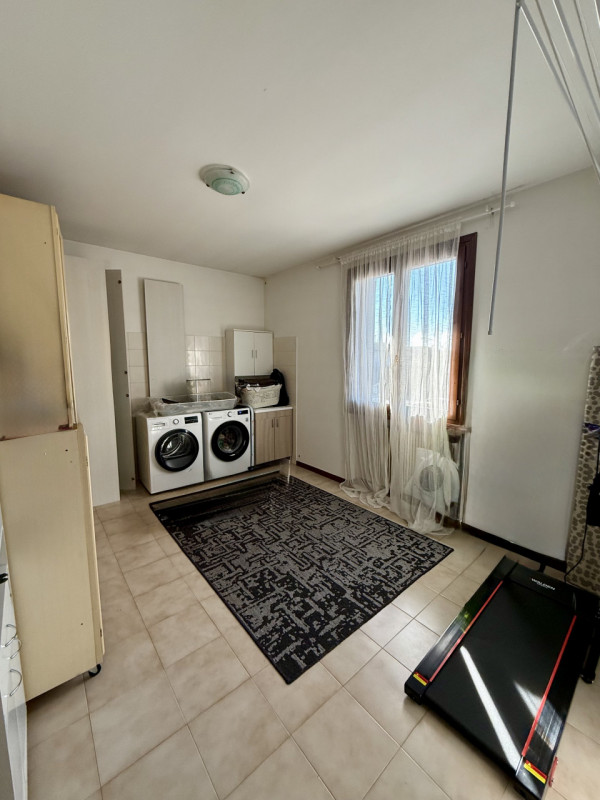 COMPOSIZIONE:
Abitazione a schiera, località Schiavonia, composta da ingresso, luminoso soggiorno...