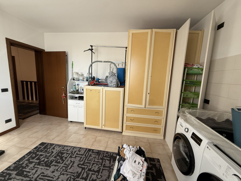 COMPOSIZIONE:
Abitazione a schiera, località Schiavonia, composta da ingresso, luminoso soggiorno...