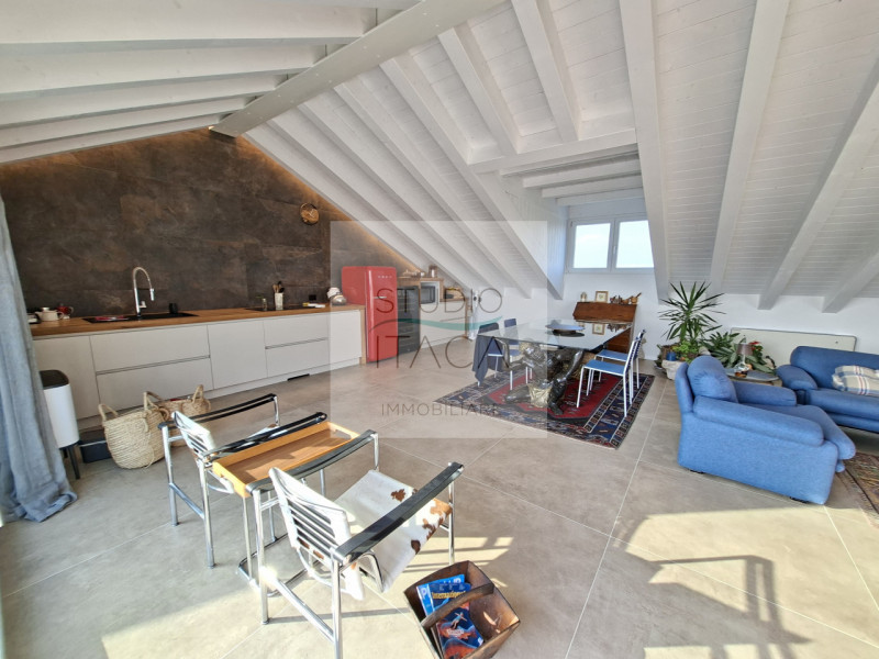 Studio Itaca Immobiliare propone in vendita un attico raffinato situato nel quartiere Crocifisso,...