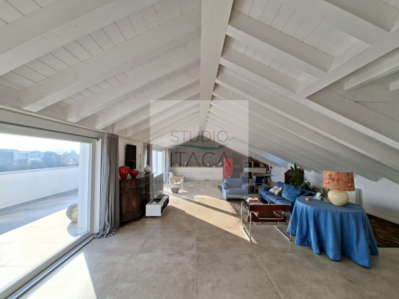 Studio Itaca Immobiliare propone in vendita un attico raffinato situato nel quartiere Crocifisso,...