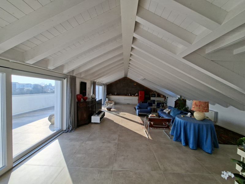 Studio Itaca Immobiliare propone in vendita un attico raffinato situato nel quartiere Crocifisso,...