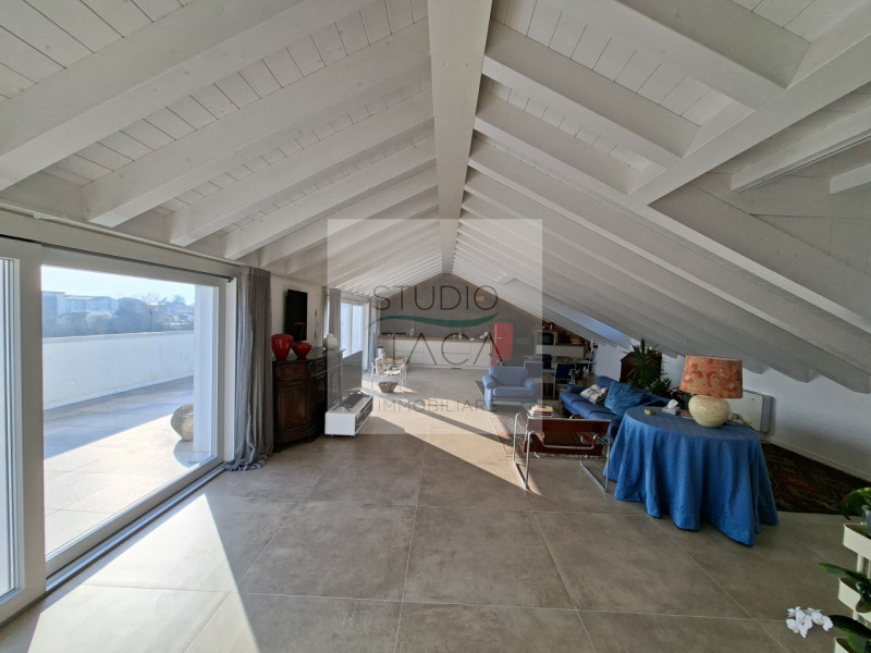 Studio Itaca Immobiliare propone in vendita un attico raffinato situato nel quartiere Crocifisso,...