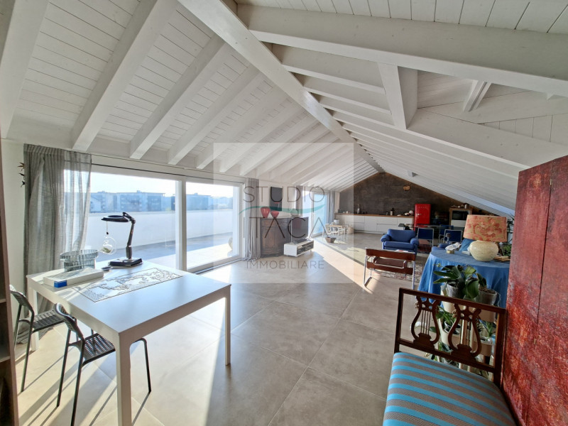 Studio Itaca Immobiliare propone in vendita un attico raffinato situato nel quartiere Crocifisso,...