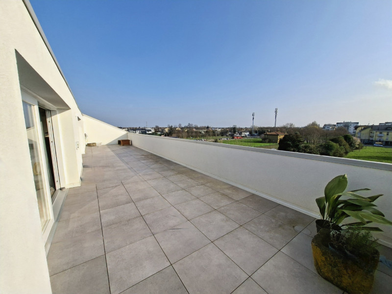 Studio Itaca Immobiliare propone in vendita un attico raffinato situato nel quartiere Crocifisso,...