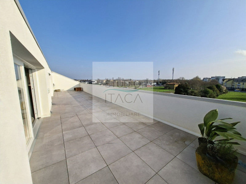 Studio Itaca Immobiliare propone in vendita un attico raffinato situato nel quartiere Crocifisso,...