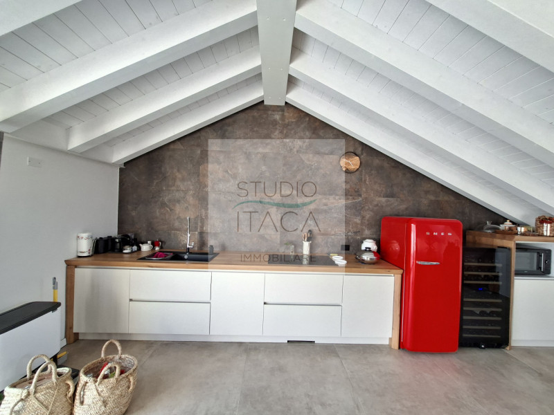 Studio Itaca Immobiliare propone in vendita un attico raffinato situato nel quartiere Crocifisso,...