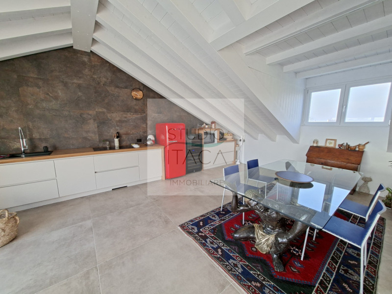 Studio Itaca Immobiliare propone in vendita un attico raffinato situato nel quartiere Crocifisso,...