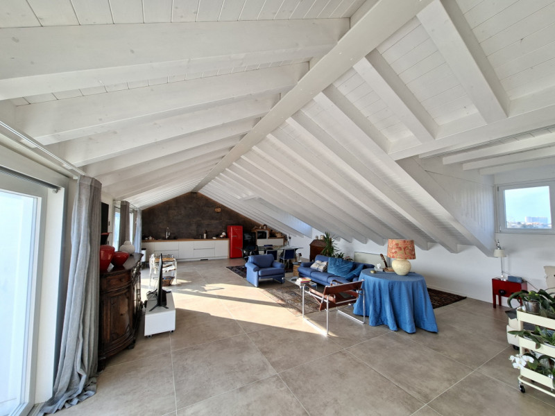 Studio Itaca Immobiliare propone in vendita un attico raffinato situato nel quartiere Crocifisso,...