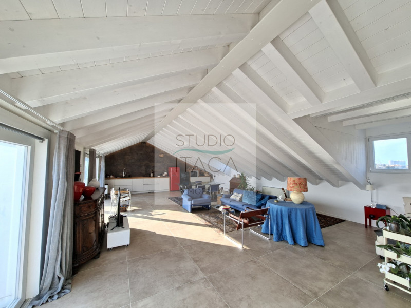 Studio Itaca Immobiliare propone in vendita un attico raffinato situato nel quartiere Crocifisso,...