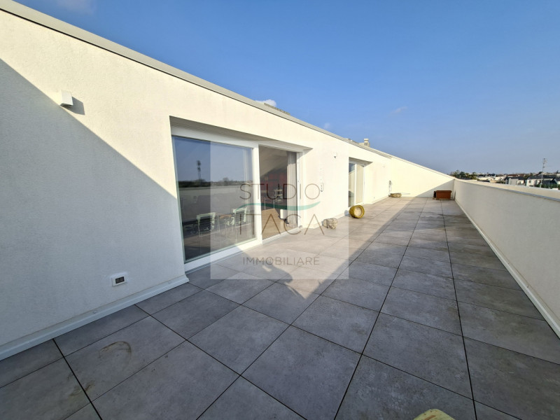 Studio Itaca Immobiliare propone in vendita un attico raffinato situato nel quartiere Crocifisso,...