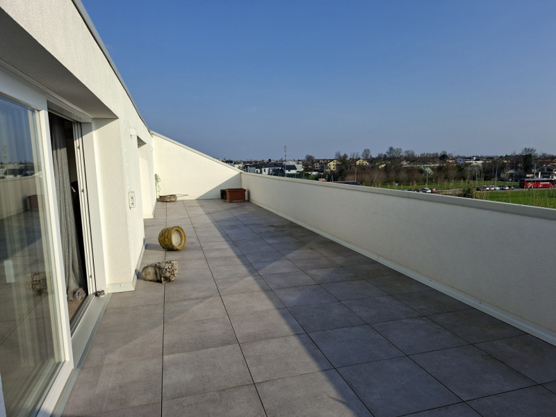 Studio Itaca Immobiliare propone in vendita un attico raffinato situato nel quartiere Crocifisso,...