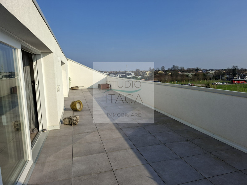 Studio Itaca Immobiliare propone in vendita un attico raffinato situato nel quartiere Crocifisso,...