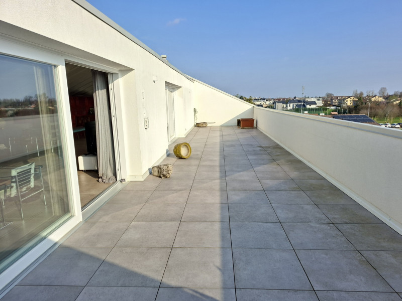 Studio Itaca Immobiliare propone in vendita un attico raffinato situato nel quartiere Crocifisso,...