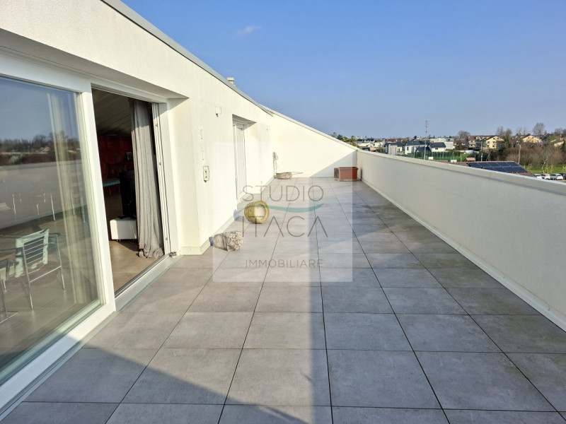 Studio Itaca Immobiliare propone in vendita un attico raffinato situato nel quartiere Crocifisso,...