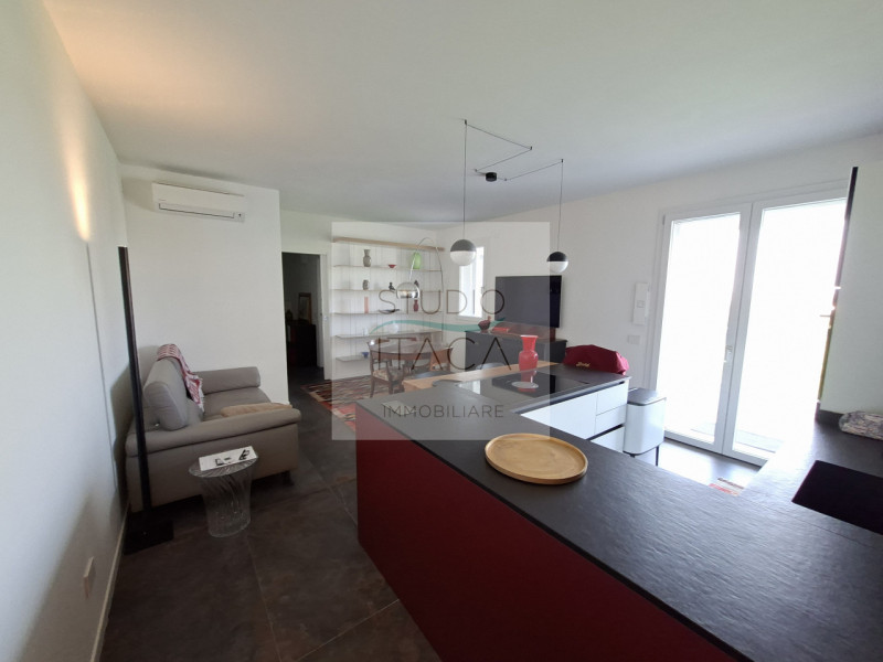 Studio Itaca Immobiliare propone in vendita un attico raffinato situato nel quartiere Crocifisso,...