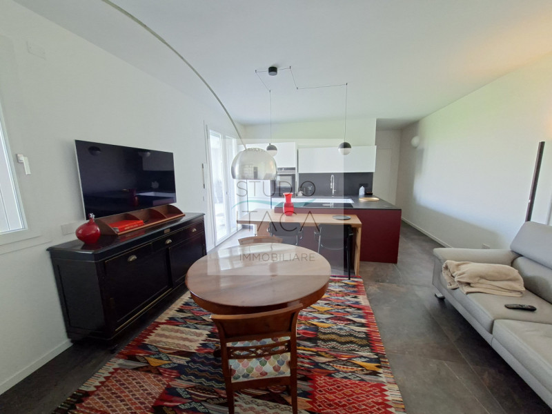 Studio Itaca Immobiliare propone in vendita un attico raffinato situato nel quartiere Crocifisso,...