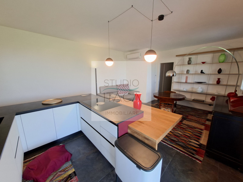 Studio Itaca Immobiliare propone in vendita un attico raffinato situato nel quartiere Crocifisso,...