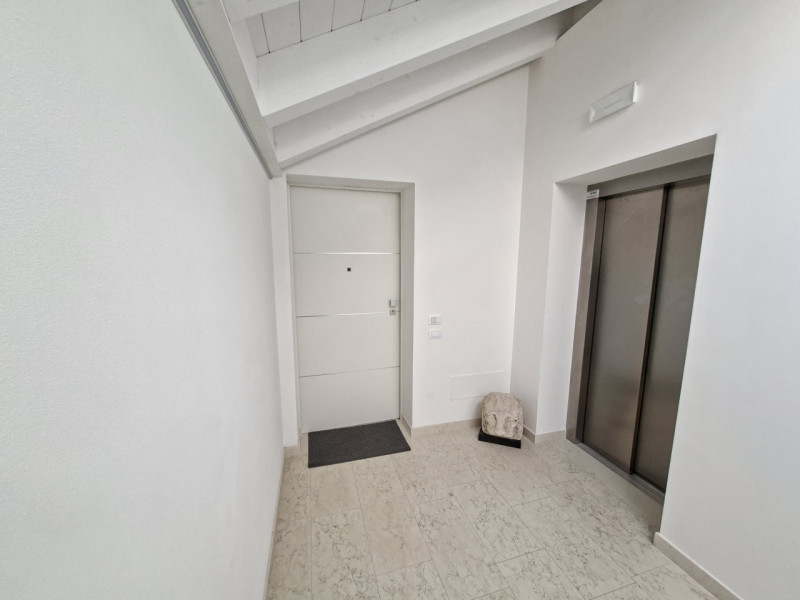 Studio Itaca Immobiliare propone in vendita un attico raffinato situato nel quartiere Crocifisso,...