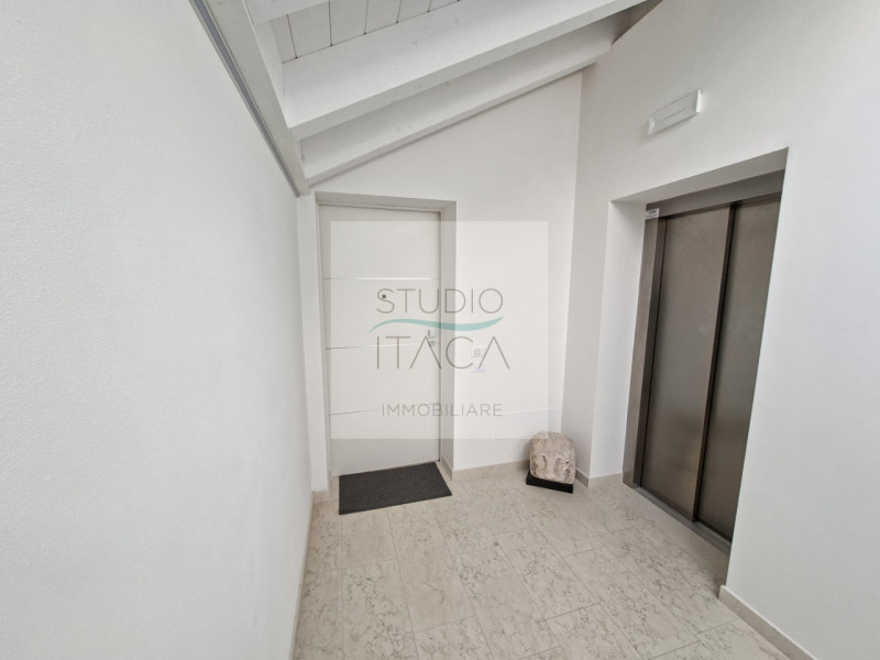 Studio Itaca Immobiliare propone in vendita un attico raffinato situato nel quartiere Crocifisso,...