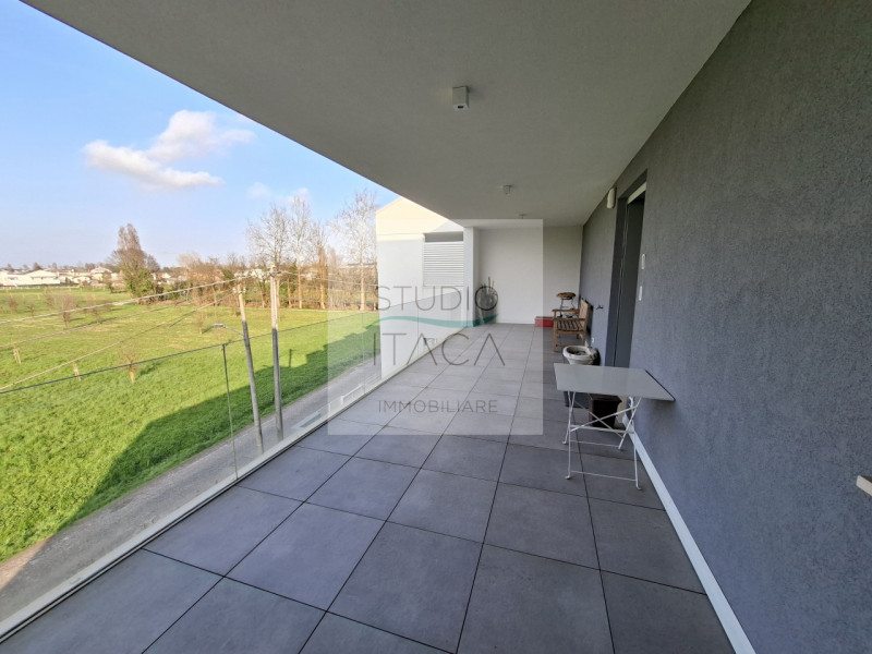 Studio Itaca Immobiliare propone in vendita un attico raffinato situato nel quartiere Crocifisso,...