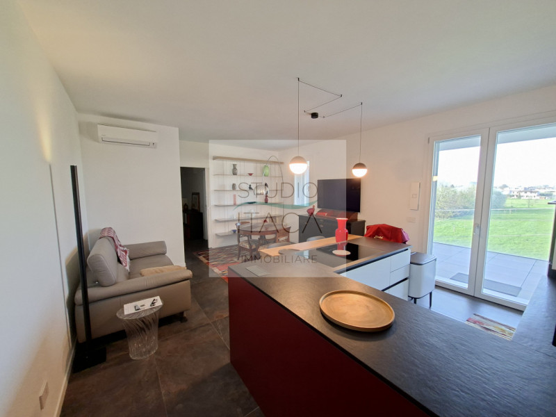 Studio Itaca Immobiliare propone in vendita un attico raffinato situato nel quartiere Crocifisso,...