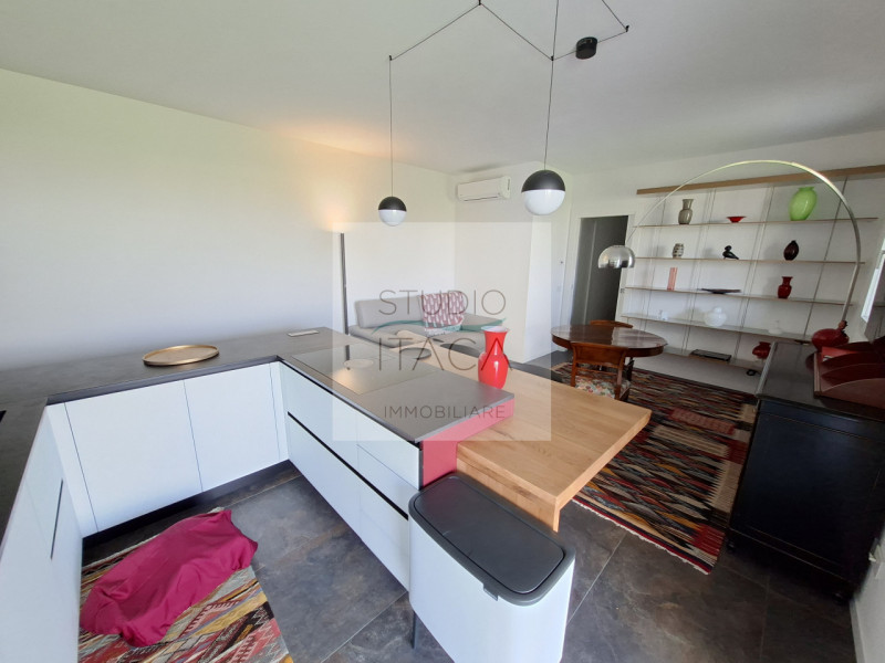 Studio Itaca Immobiliare propone in vendita un attico raffinato situato nel quartiere Crocifisso,...