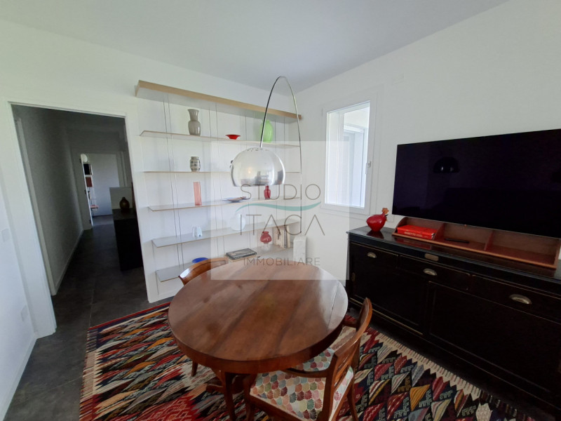 Studio Itaca Immobiliare propone in vendita un attico raffinato situato nel quartiere Crocifisso,...