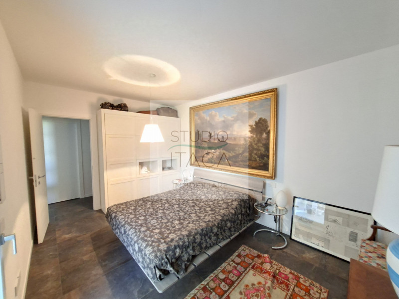 Studio Itaca Immobiliare propone in vendita un attico raffinato situato nel quartiere Crocifisso,...