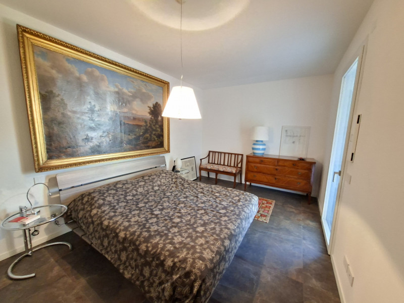 Studio Itaca Immobiliare propone in vendita un attico raffinato situato nel quartiere Crocifisso,...