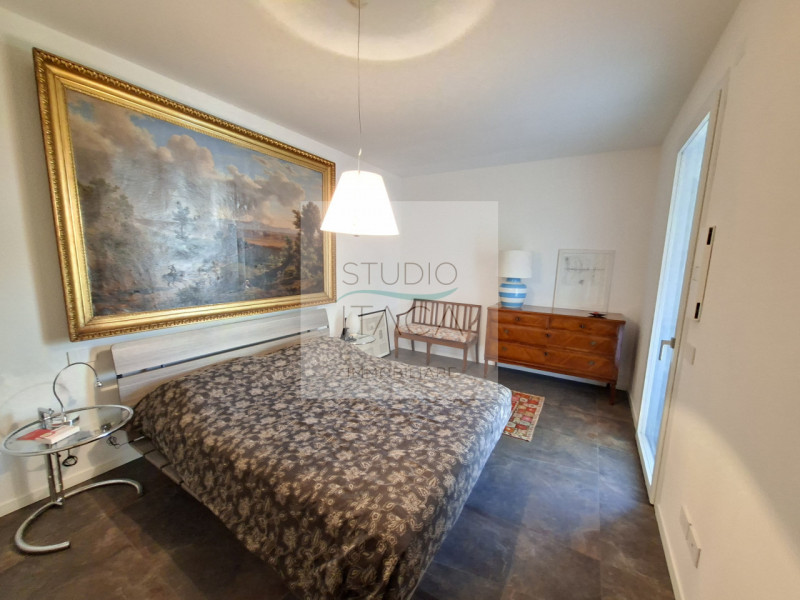 Studio Itaca Immobiliare propone in vendita un attico raffinato situato nel quartiere Crocifisso,...