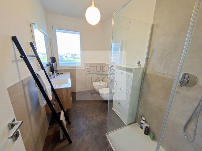 Studio Itaca Immobiliare propone in vendita un attico raffinato situato nel quartiere Crocifisso,...