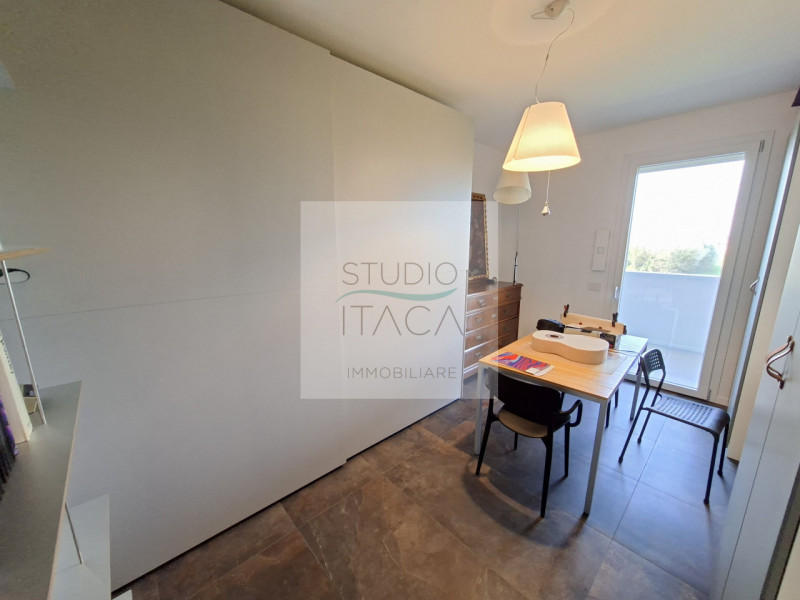 Studio Itaca Immobiliare propone in vendita un attico raffinato situato nel quartiere Crocifisso,...