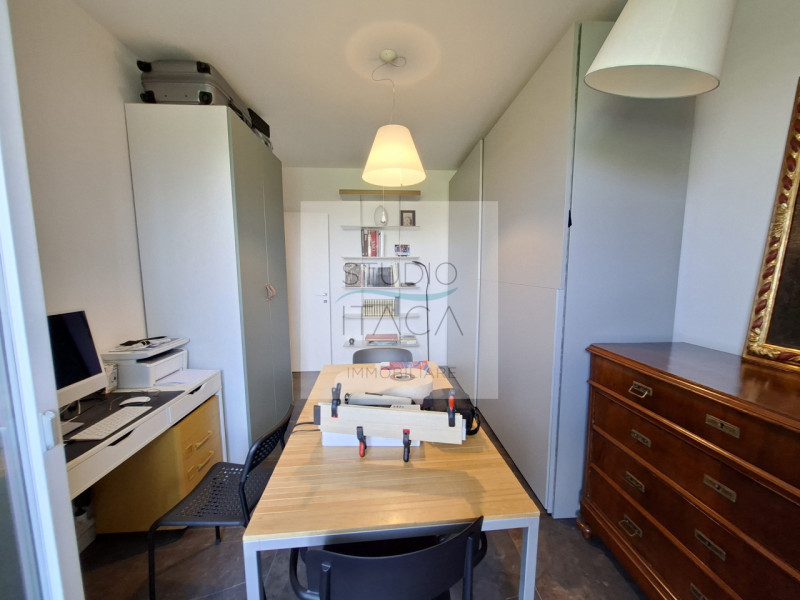 Studio Itaca Immobiliare propone in vendita un attico raffinato situato nel quartiere Crocifisso,...