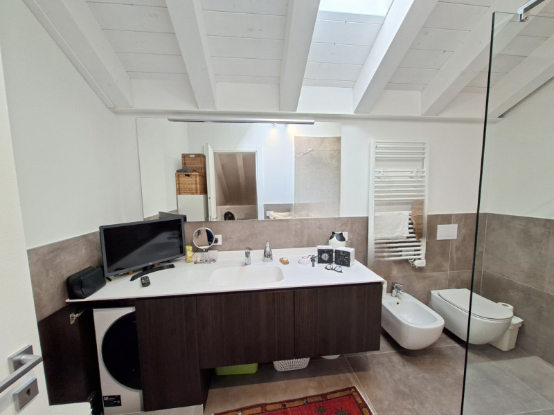 Studio Itaca Immobiliare propone in vendita un attico raffinato situato nel quartiere Crocifisso,...