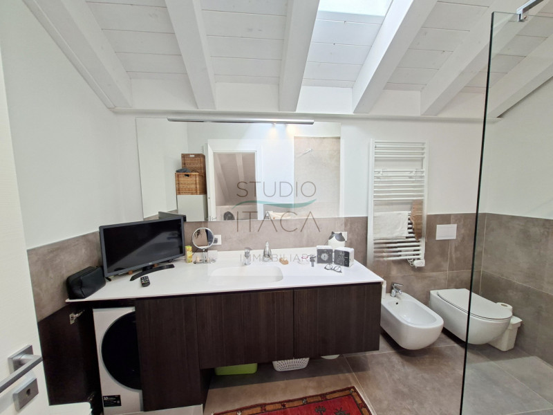 Studio Itaca Immobiliare propone in vendita un attico raffinato situato nel quartiere Crocifisso,...