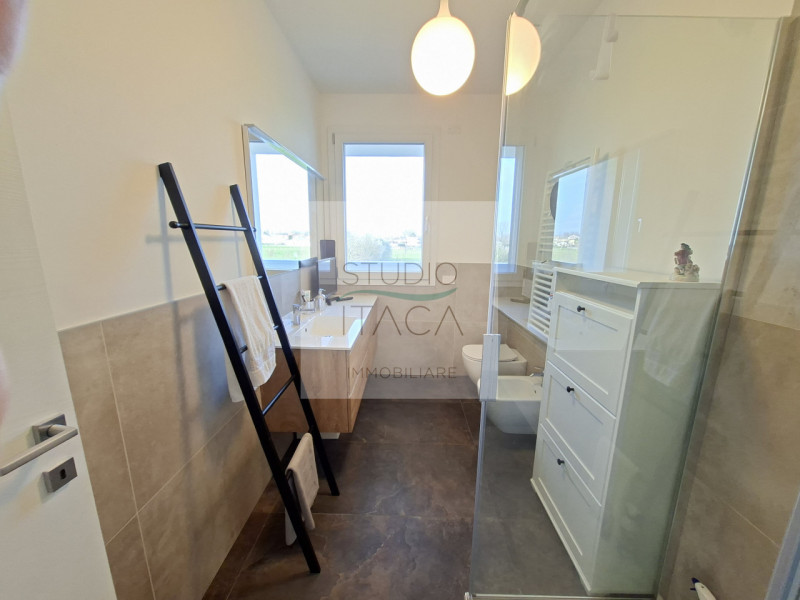 Studio Itaca Immobiliare propone in vendita un attico raffinato situato nel quartiere Crocifisso,...