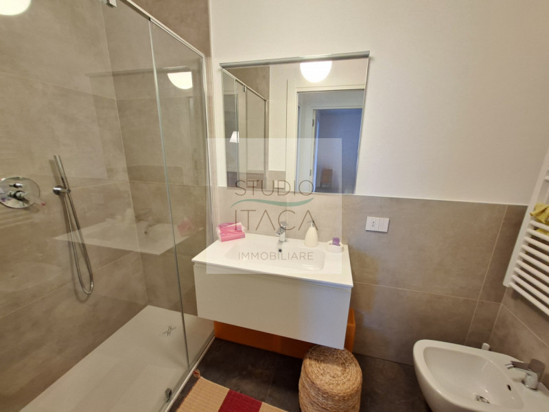 Studio Itaca Immobiliare propone in vendita un attico raffinato situato nel quartiere Crocifisso,...