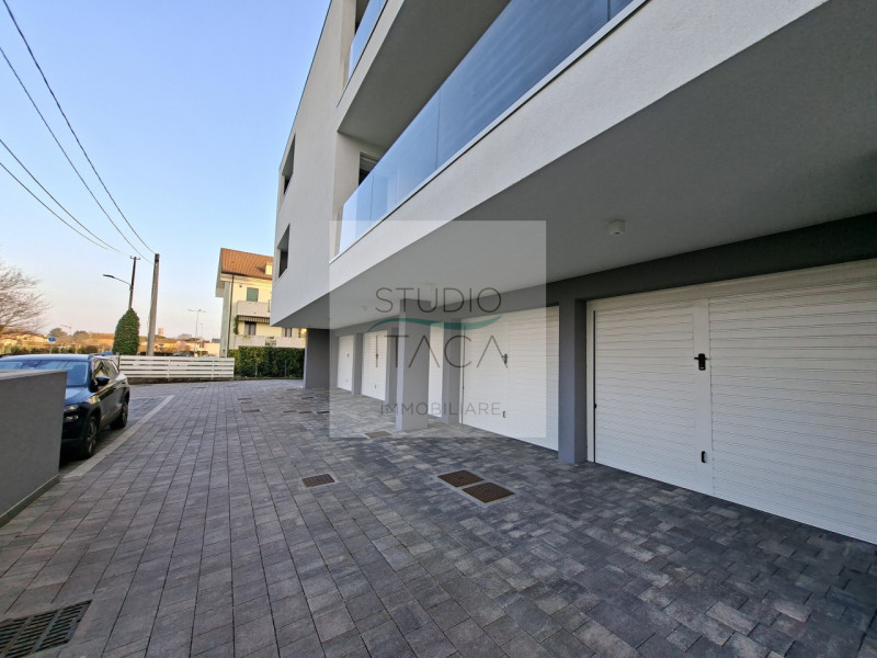 Studio Itaca Immobiliare propone in vendita un attico raffinato situato nel quartiere Crocifisso,...