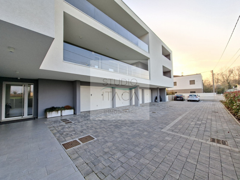 Studio Itaca Immobiliare propone in vendita un attico raffinato situato nel quartiere Crocifisso,...