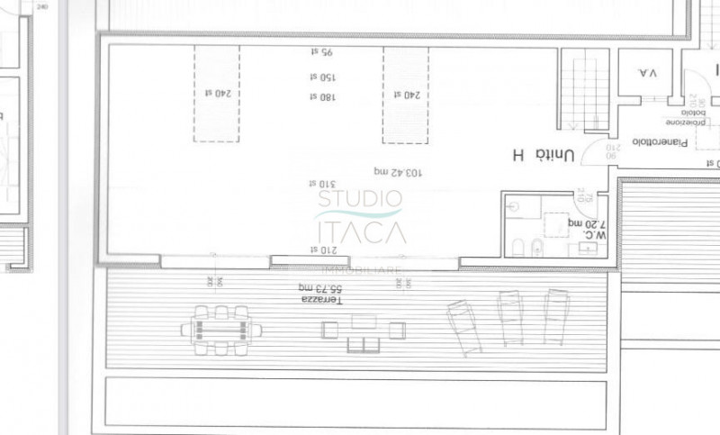 Studio Itaca Immobiliare propone in vendita un attico raffinato situato nel quartiere Crocifisso,...