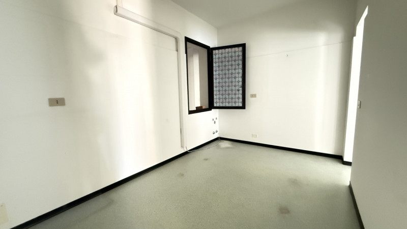 AFFITTASI UFFICIO in zona ARCELLA - SANT'ANTONINO

-Palazzina di sole 2 unità con destinazione uf...