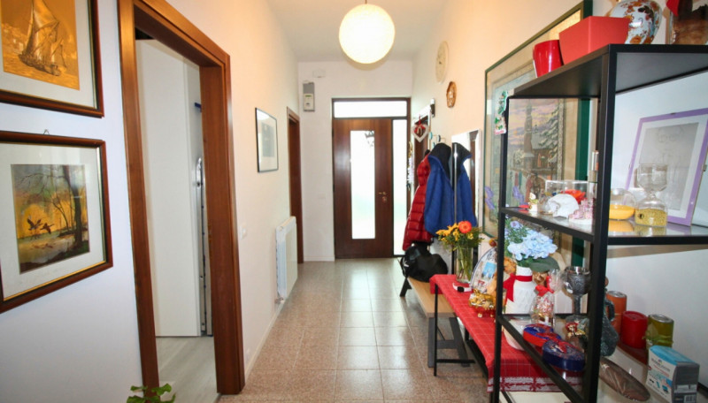 Scopri un'opportunità unica nel cuore di Vicenza, nella tranquilla zona di Bertesina-Ospedaletto....